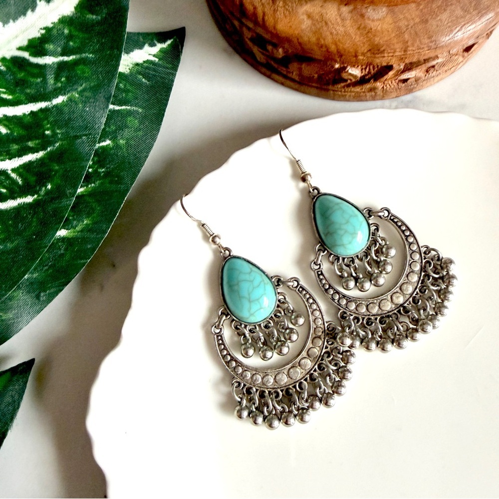 3/$22🩶 Faux Turquoise Stone Silver Tone Dangle Fringe Earrings PREOWNED Boho